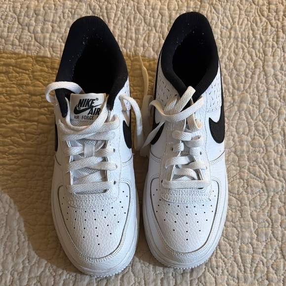 Nike White and Black Sneakers - Picture 1 of 1